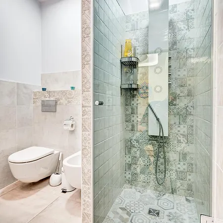 With Free Sauna & Parking In Old Town Homestay