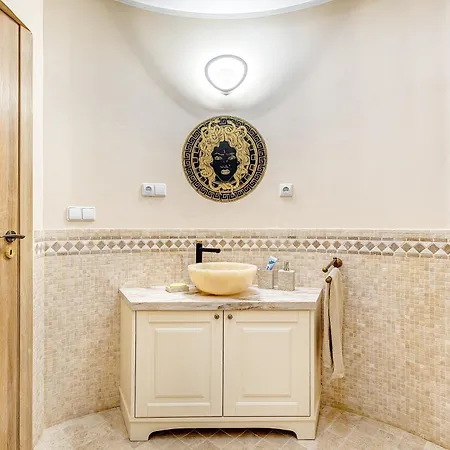 With Free Sauna & Parking In Old Town Homestay
